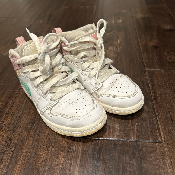 Jordan 1 MID SE - Picture 2 of 3